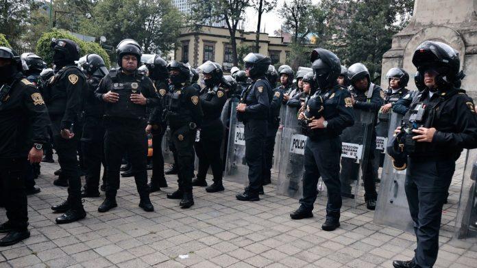 policija-trazi-“betmena”-hvata-lopove-i-vezuje-ih-za-bandere-u-meksiku:-crta-im-brkove,-a-na-ruzicastom-papiru-ostavlja-posebnu-poruku