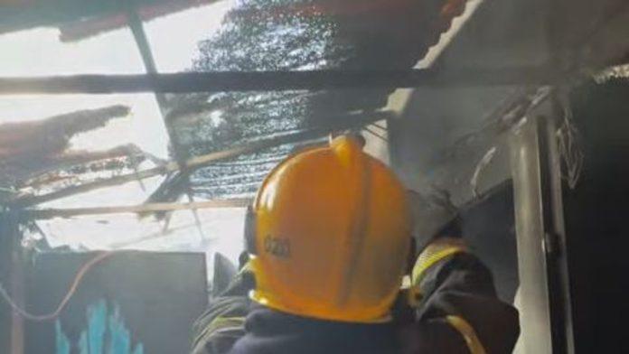 (video)-pozar-u-novom-sadu-zapalilo-se-vise-prostorija-u-stambenom-objektu:-vatrogasci-na-terenu