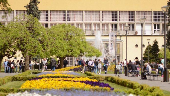 vucic-najavio:-30000-turistickih-vaucera-od-po-10.000-dinara-–-evo-ko-ce-imati-pravo-da-ih-dobije