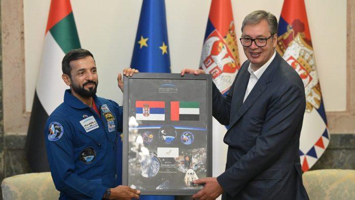 vucic-sa-ministrom-omladine-uae-i-prvim-arapskim-astronautom-al-nejadijem:-razmenili-poklone,-evo-sta-srpsko-ide-u-svemir-(foto,-video)