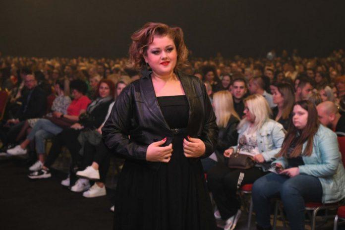 bojana-stamenov-se-skinula-u-kupaci:-na-usijanom-pesku-napravila-ovu-pozu!-(foto)
