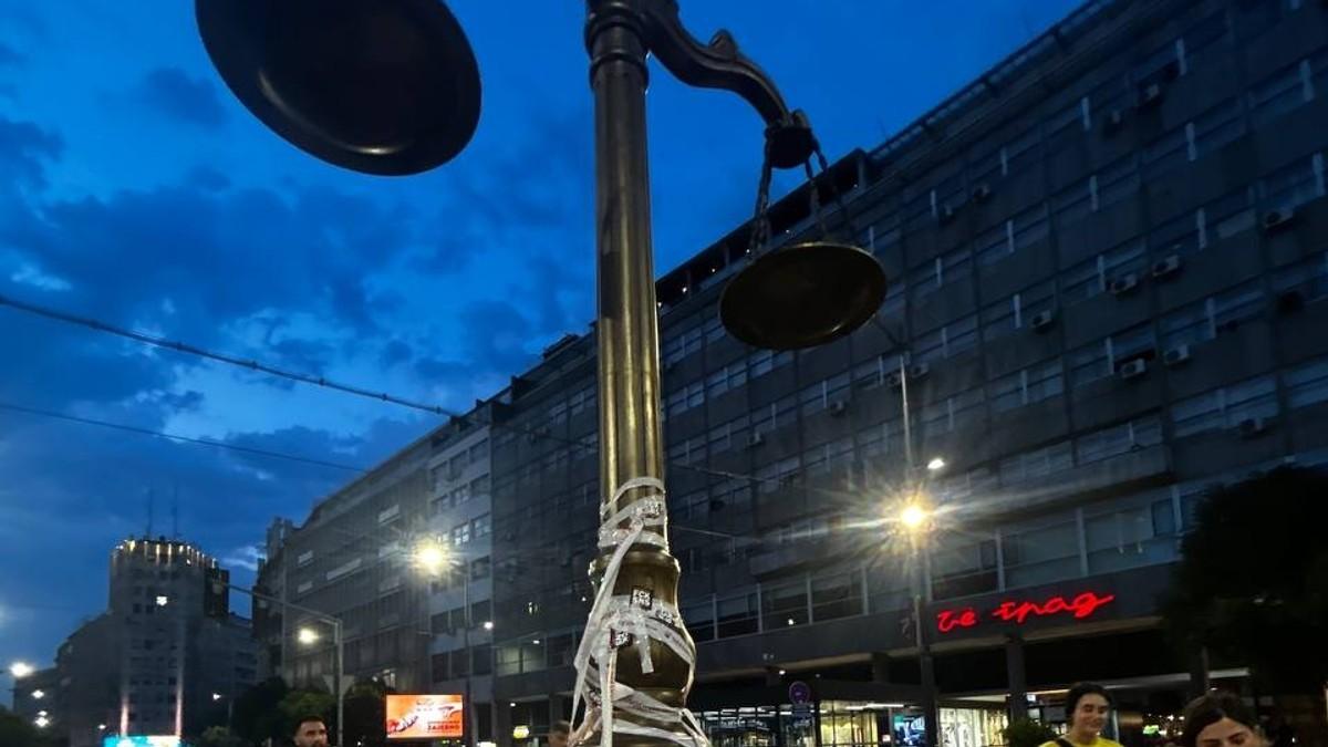 grupa-odbornika-zlf-izlepila-trakom-tek-postavljenu-skulpturu-na-terazijama:-sve-snimili-i-okacili-na-mreze grupa-odbornika-zlf-izlepila-trakom-tek-postavljenu-skulpturu-na-terazijama:-sve-snimili-i-okacili-na-mreze