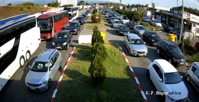 na-presevu-bez-guzve,-ali-na-izlazu-iz-makedonije-za-evzoni-kolonama-se-ne-vidi-kraj!-amss-savetuje-vozacima-da-pre-polaska-na-put-pazljivo-isplaniraju-rutu