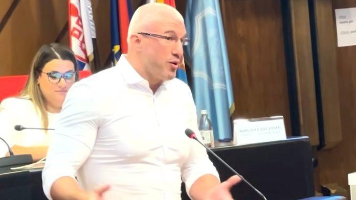 baculov-psovao-gradsku-vlast-u-novom-sadu-i-pretio-im-zbog-ciscenja-jezera-u-dunavskom-parku-i-vracanja-kornjaca?!-(video)