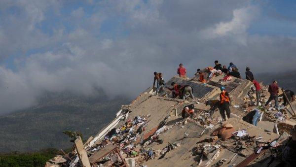u-venecueli-golim-rukama-kopaju-po-rusevinama:-gradani-besni,-uhapseno-4-zvanicnika-zbog-krade u-venecueli-golim-rukama-kopaju-po-rusevinama:-gradani-besni,-uhapseno-4-zvanicnika-zbog-krade