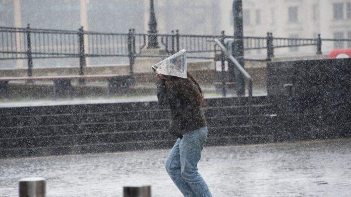 temperatura-sa-34-pala-na-19-stepeni!-jako-nevreme-poplavilo-skoplje,-u-hrvatskoj-alarmantna-situacija:-kuce-i-ulice-pod-vodom,-jak-vetar-cupao-drvece