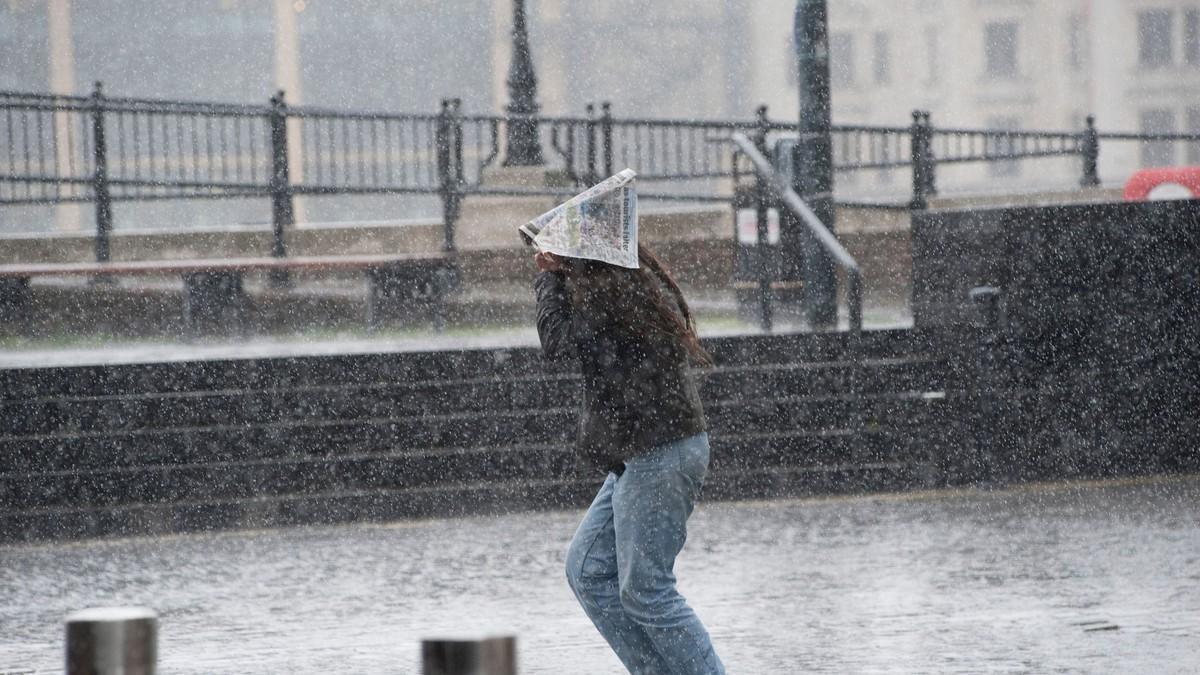 temperatura-sa-34-pala-na-19-stepeni!-jako-nevreme-poplavilo-skoplje,-u-hrvatskoj-alarmantna-situacija:-kuce-i-ulice-pod-vodom,-jak-vetar-cupao-drvece temperatura-sa-34-pala-na-19-stepeni!-jako-nevreme-poplavilo-skoplje,-u-hrvatskoj-alarmantna-situacija:-kuce-i-ulice-pod-vodom,-jak-vetar-cupao-drvece