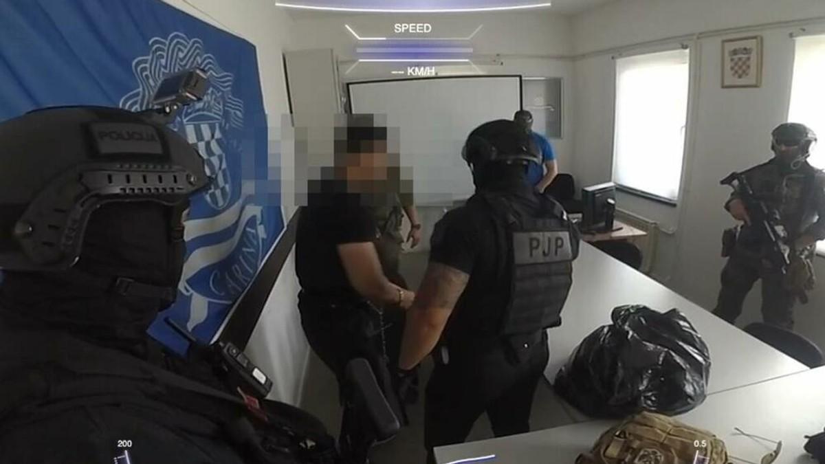 (foto,-video)-skaljarac-izrucen-crnoj-gori-tereti-se-za-teska-ubistva:-policija-ga-sprovela-pod-rotacijama (foto,-video)-skaljarac-izrucen-crnoj-gori-tereti-se-za-teska-ubistva:-policija-ga-sprovela-pod-rotacijama