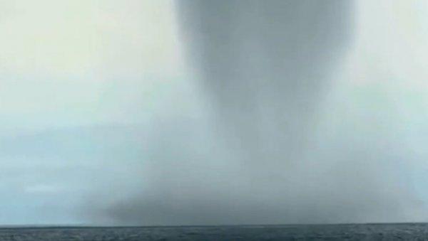 jezivi-prizori-iznad-bodenskog-jezera:-podigao-se-ogroman-tornado-–-u-toku-je-hitan-alarm-zbog-udara-opasnih-po-zivot-(video) jezivi-prizori-iznad-bodenskog-jezera:-podigao-se-ogroman-tornado-–-u-toku-je-hitan-alarm-zbog-udara-opasnih-po-zivot-(video)