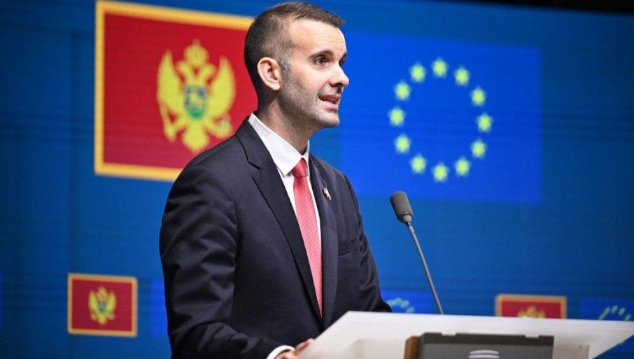 spajicu,-bruko!-premijer-crne-gore-sramno-udario-na-srbiju-i-vucicevica-(foto) spajicu,-bruko!-premijer-crne-gore-sramno-udario-na-srbiju-i-vucicevica-(foto)