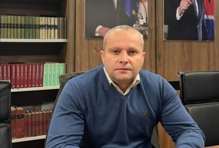 blokaderi-ispred-kuce-majke-direktora-“srbijasuma”,-vikali-da-ga-treba-ubiti!-janjusevic:-“majka-je-u-soku,-idem-za-priboj-da-pogledam-tu-junacinu-u-oci”-video