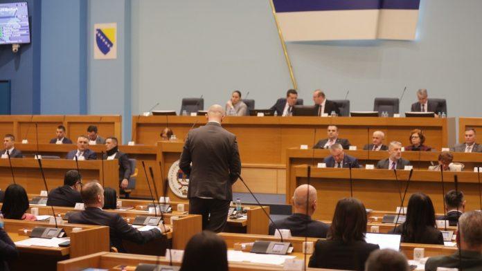 vlada-rs-uvodi-stroge-kazne:-velicanje-ustastva-i-isticanje-simbola-tzv.-armije-rbih-postace-krivicno-delo