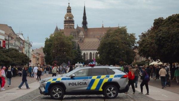 priveli-ga-tri-puta-tokom-dana:-ukrajinac-u-slovackoj-napao-i-policajca priveli-ga-tri-puta-tokom-dana:-ukrajinac-u-slovackoj-napao-i-policajca