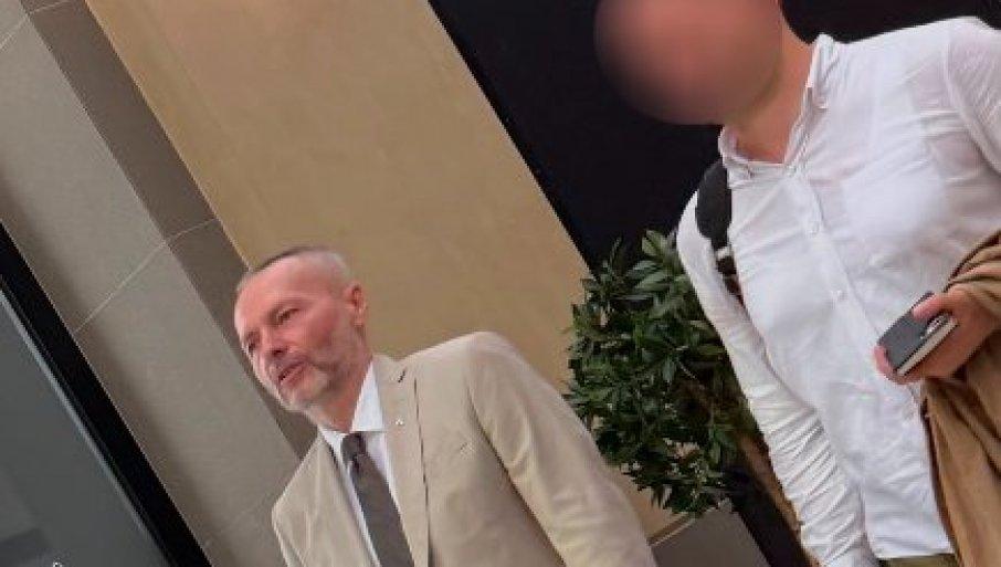 aleksandar-olenik-izmislio-aferu-“zvucni-top”:-evo-ga-u-galeriji-koju-je-stvorio-“zli-vucic”-kako-se-svrcka-i-uziva aleksandar-olenik-izmislio-aferu-“zvucni-top”:-evo-ga-u-galeriji-koju-je-stvorio-“zli-vucic”-kako-se-svrcka-i-uziva