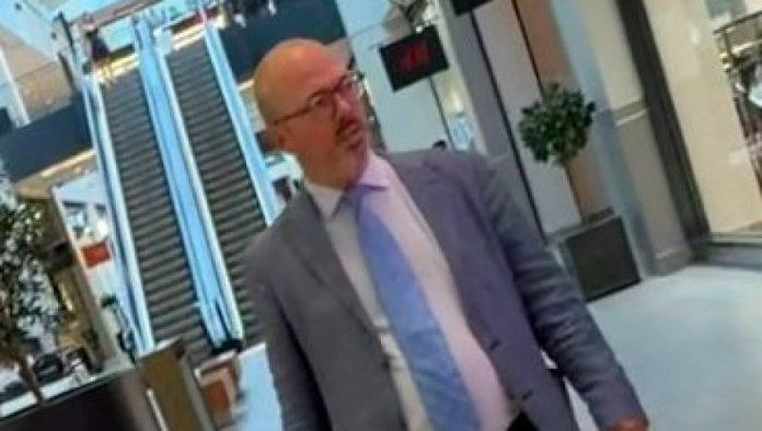 divi-se-vucicevom-delu!-dilasov-funkcioner-samofalov-uhvacen-kako-se-svrcka-galerijom-i-razgleda-izloge