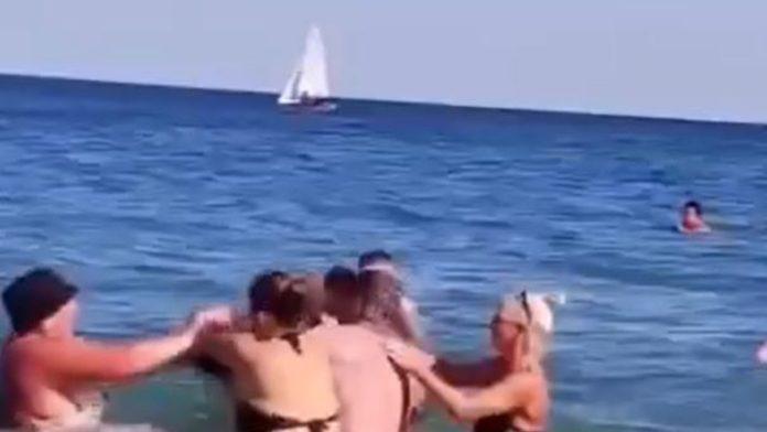 (video)-masovna-tuca-zena-u-plicaku-u-ulcinju-jedna-udarila-muza-drugoj,-pa-nastao-opsti-haos:-dete-na-glumi-gledalo-obracun,-turisti-na-velikoj-plazi-sokirani
