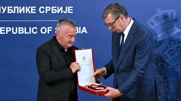 Вучић-постхумно-одликовао-Милована-Јовановића,-отац-војника-страдалог-у-Либану-примио-орден