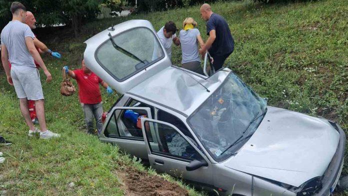teska-nesreca-u-svilajncu-tri-osobe-povredene,-jedan-auto-smrskan,-drugi-zavrsio-u-kanalu:-na-licu-mesta-hitna-i-vatrogasci-(foto)