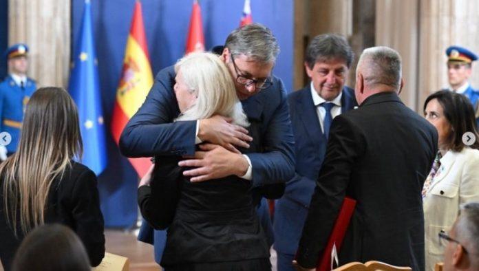 emotivna-poruka-vucica-iz-predsednistva:-zrtve-nasih-heroja-obavezuju-drzavu-da-cuvamo-uspomenu-na-njih
