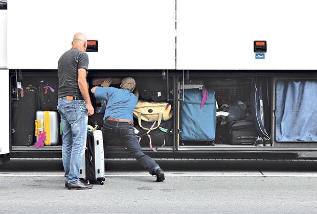 “ljudi-na-more-idu-kao-da-se-sele”-vozac-autobusa-izbacio-suncobrane,-a-srpkinja-oplela-po-turistima:-ovo-ne-smete-da-nosite “ljudi-na-more-idu-kao-da-se-sele”-vozac-autobusa-izbacio-suncobrane,-a-srpkinja-oplela-po-turistima:-ovo-ne-smete-da-nosite