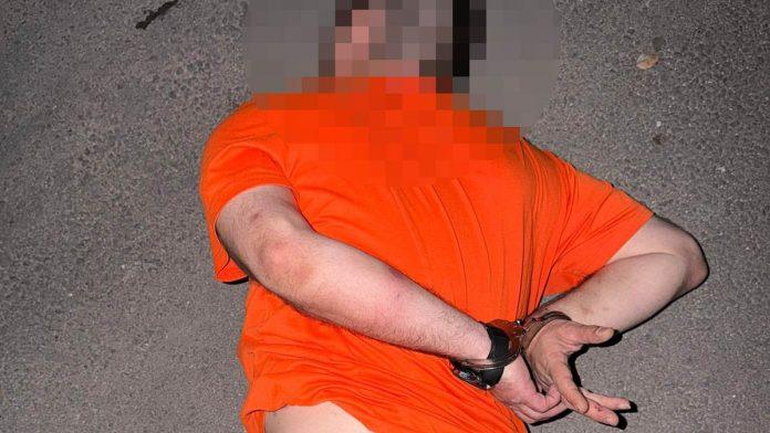 (foto,-video)-ovako-je-uhapsen-alibeg,-bivsi-voda-“zabranjenih”-policajci-mu-prisli-s-leda-i-bacili-ga-na-pod,-kod-sebe-imao-napunjen-pistolj:-“pao”-u-trafici-dok-je-kupovao-cigarete