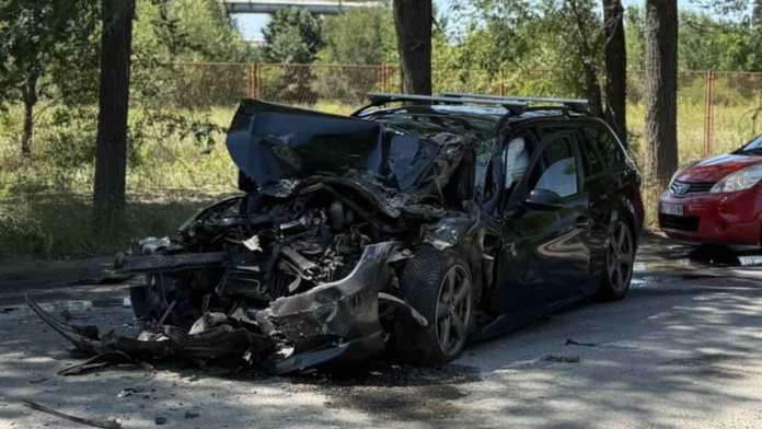 (foto)-teska-nesreca-kod-rafinerije-u-novom-sadu!-auto-potpuno-smrskan,-vozac-hitno-prevezen-u-kbc