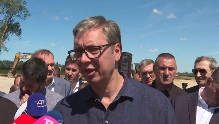”sad-mi-prave-masinu”-vucic:-svaku-rupu-u-srbiji-cu-imati-u-svom-telefonu