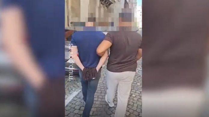 clan-“vracaraca”-uhapsen-u-centru-beograda-muskarcu-preprecio-put,-uperio-pistolj-u-njega,-pa-svojom-krvlju-ispisao-ova-dva-slova-na-haubi-(video)