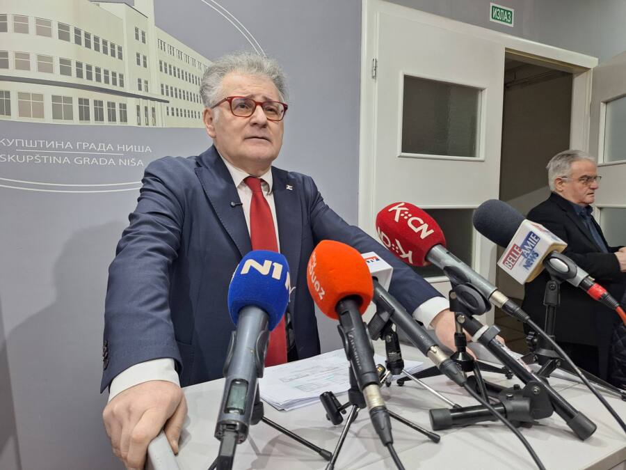 blokaderi-se-do-juce-kleli-u-milica,-a-danas-peru-ruke!-doktor-ojadio-nisku-medijanu,-evo-gde-je-otisao-deo-para-iz-budzeta-(foto) blokaderi-se-do-juce-kleli-u-milica,-a-danas-peru-ruke!-doktor-ojadio-nisku-medijanu,-evo-gde-je-otisao-deo-para-iz-budzeta-(foto)