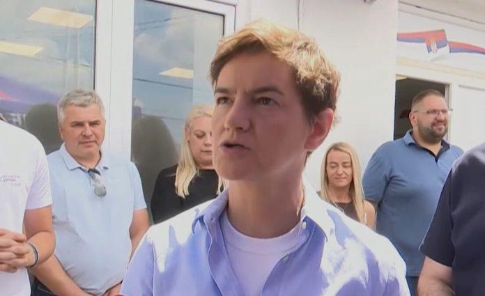 “zamislite-vi-kolika-je-to-mrznja-kada-drugi-put-za-mesec-dana-unistavate-prostorije-sns”-ana-brnabic-u-dobanovcima:-popravicemo-sve-sto-su-upropastili