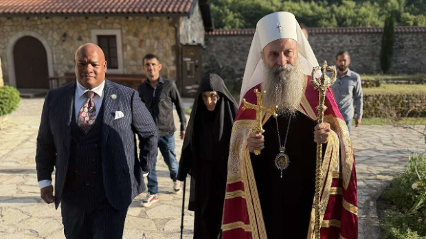 Патријарх-Порфирије-на-Косову-и-Метохији,-са-Трамповим-саветником-пастором-Бернсом-обилази-српске-манастире