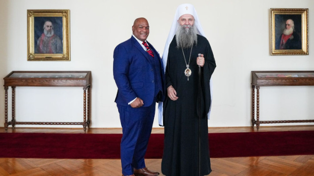 Патријарх-Порфирије-на-Косову-и-Метохији,-са-Трамповим-саветником-пастором-Бернсом-обилази-српске-манастире Патријарх-Порфирије-на-Косову-и-Метохији,-са-Трамповим-саветником-пастором-Бернсом-обилази-српске-манастире
