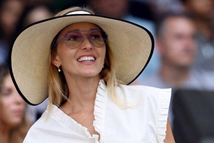 jelena-dokovic-blista-na-vimbldonu:-u-beloj-dior-mini-haljini-od-2.700-evra-bodri-novaka-dokovica-i-mami-sve-poglede-(galerija)