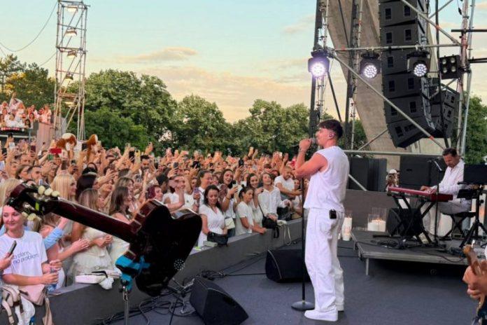 adi-sose-priznao-da-ima-tremu,-a-onda-napravio-lom-na-sceni!-publika-vristi-u-ekstazi-(video)