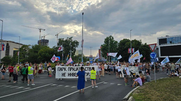Протест-против-изградње-на-Ушћу-–-блокада-кружног-тока-и-шетња-Булеваром-Николе-Тесле Протест-против-изградње-на-Ушћу-–-блокада-кружног-тока-и-шетња-Булеваром-Николе-Тесле