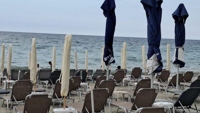 “zaprepascena-sam!-kako-im-nije-zao?”-drama-na-plazi-u-grckoj:-turisti-u-plicaku-nasli-hobotnicu,-pa-sokirali-sve-svojim-planom