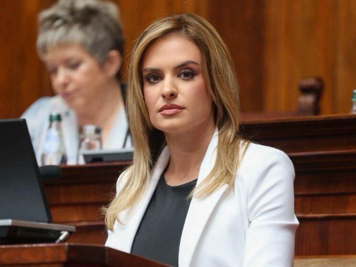 ministarka-durdevic-stamenkovski-u-skupstini-o-zakonu-roditelj-negovatelj:-priznanje-ljudima-koji-su-svoj-zivot-posvetili-brizi-o-deci-–-istorijski-iskorak