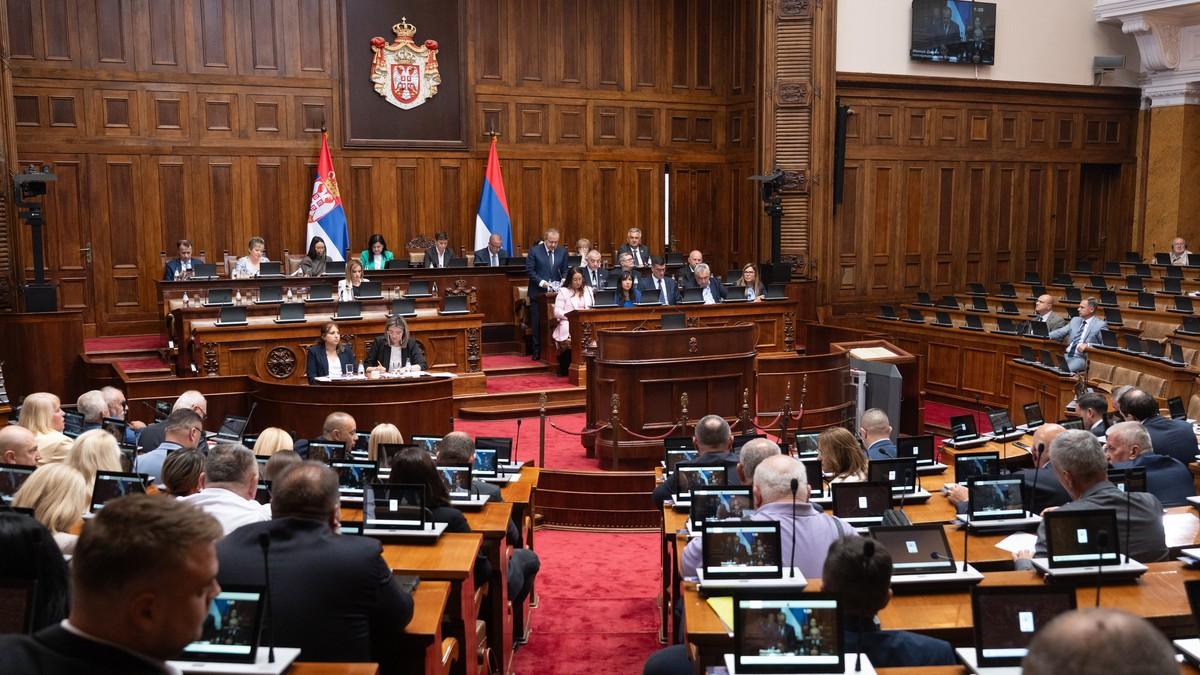 na-dnevnom-redu-18-tacaka-skupstina-srbije:-poslanici-o-finansiranju-politickih-aktivnosti-i-o-predlogu-zakona-roditelj-negovatelj,-konstatovana-ostavka-opozicione-poslanice-(video) na-dnevnom-redu-18-tacaka-skupstina-srbije:-poslanici-o-finansiranju-politickih-aktivnosti-i-o-predlogu-zakona-roditelj-negovatelj,-konstatovana-ostavka-opozicione-poslanice-(video)
