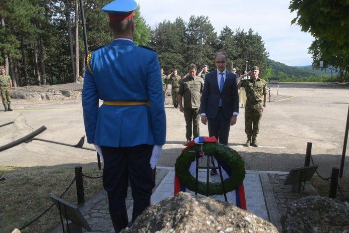secanje-na-heroje-u-kursumliji:-polozen-venac-na-spomenik-stradalim-pripadnicima-vojske-tokom-nato-agresije-(foto)