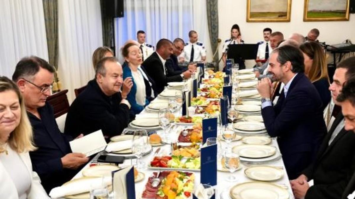 “prijatno-vece-i-konstruktivni-razgovori”-dacic-na-svecanoj-veceri-sa-sefom-interpola:-“ponosan-sam-na-to-sto-nasi-gosti-uvek-ponesu-najlepse-uspomene-iz-srbije” “prijatno-vece-i-konstruktivni-razgovori”-dacic-na-svecanoj-veceri-sa-sefom-interpola:-“ponosan-sam-na-to-sto-nasi-gosti-uvek-ponesu-najlepse-uspomene-iz-srbije”