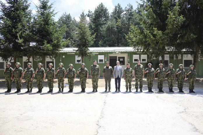 premijer-i-ministar-odbrane-u-kopnenoj-zoni-bezbednosti:-obilazak-pripadnika-vojske-srbije-(foto)