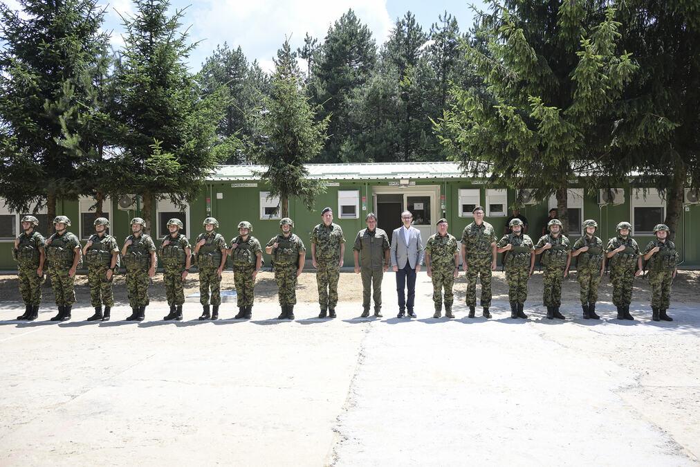 premijer-i-ministar-odbrane-u-kopnenoj-zoni-bezbednosti:-obilazak-pripadnika-vojske-srbije-(foto) premijer-i-ministar-odbrane-u-kopnenoj-zoni-bezbednosti:-obilazak-pripadnika-vojske-srbije-(foto)