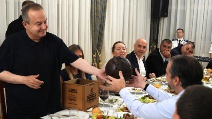 “tada-je-jugoslavija-ispisala-istoriju”-dacic-sefu-interpola-pokazao-eksluzivni-poklon:-“dobio-sam-je-u-montevideu”-(foto)