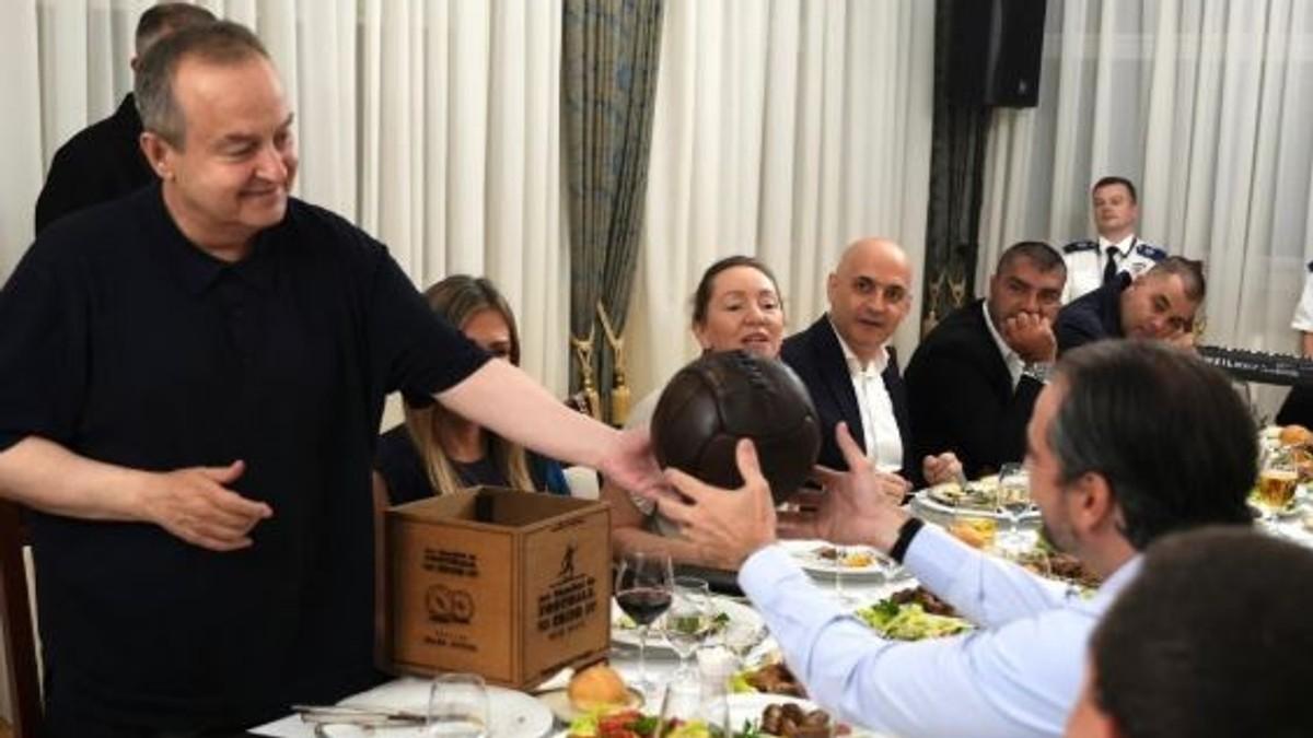 “tada-je-jugoslavija-ispisala-istoriju”-dacic-sefu-interpola-pokazao-eksluzivni-poklon:-“dobio-sam-je-u-montevideu”-(foto) “tada-je-jugoslavija-ispisala-istoriju”-dacic-sefu-interpola-pokazao-eksluzivni-poklon:-“dobio-sam-je-u-montevideu”-(foto)