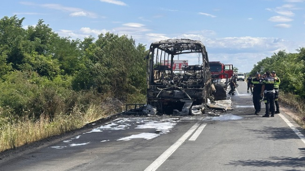 Три-особе-повређене-у-судару-аутобуса,-комбија-и-аутомобила-код-Платичева,-сва-возила-изгорела Три-особе-повређене-у-судару-аутобуса,-комбија-и-аутомобила-код-Платичева,-сва-возила-изгорела