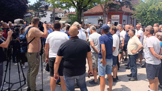Протест-малинара-у-Ариљу,-траже-вишу-откупну-цену Протест-малинара-у-Ариљу,-траже-вишу-откупну-цену