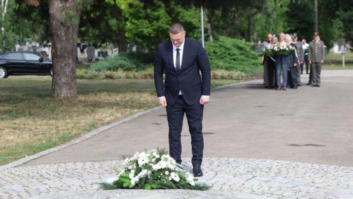 novi-sad-neguje-antifasisticku-tradiciju:-polozeni-venci-na-spomen-groblju-povodom-7.-jula-dana-ustanka