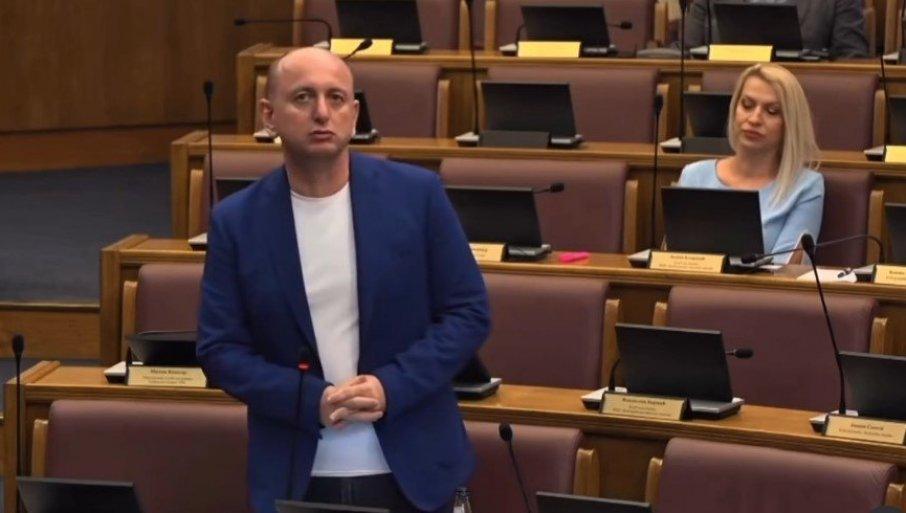 knezevic-razoblicio-spajica:-vi-ste-prvi-caci-crne-gore-–-meni-je-vucic-dao-orden,-a-vama-je-dao-partiju knezevic-razoblicio-spajica:-vi-ste-prvi-caci-crne-gore-–-meni-je-vucic-dao-orden,-a-vama-je-dao-partiju