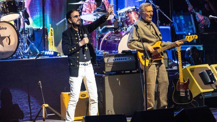 ringo-star-ne-staje-ni-u-86.-godini-legenda-“bitlsa”-krece-na-novu-turneju:-“prava-je-radost-sto-i-danas-sviram-i-pevam”