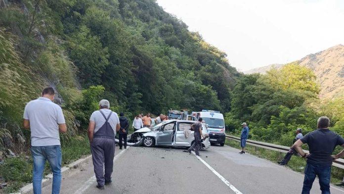 strahuje-se-da-ima-vise-povredenih-teska-saobracajna-nesreca-na-ibarskoj-magistrali:-zena-izgubila-kontrolu,-pa-se-autom-zakucala-u-zastitnu-ogradu